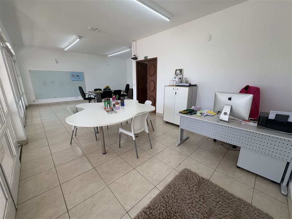 Sala de atividades com mesa colaborativa