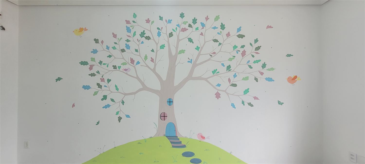 Mural da árvore colorida pintado na parede