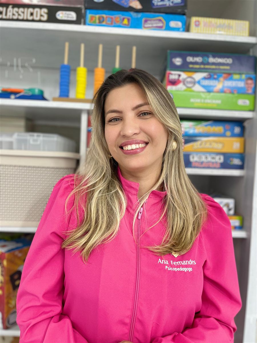 Ana Paula Hernandes Fernandes na sala de recursos pedagógicos do Espaço NeuroLearn