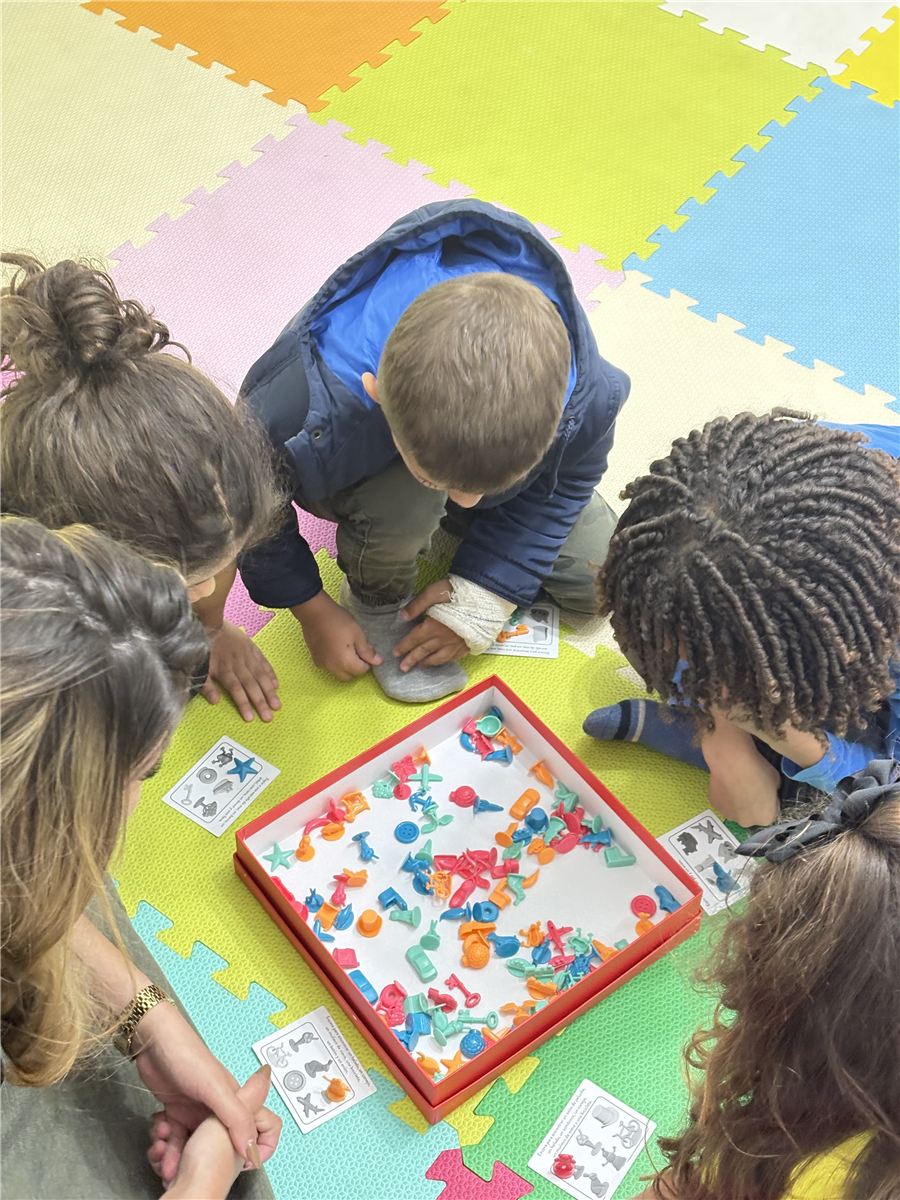 Crianças cooperando em jogo de grupo