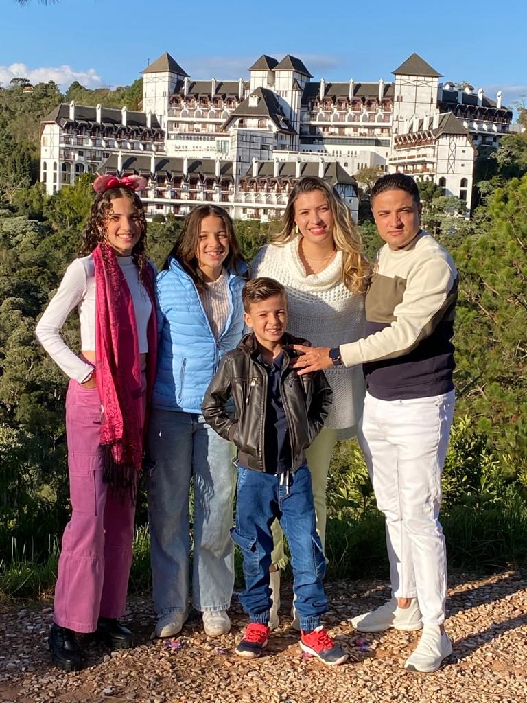 Família Fernandes reunida durante uma viagem em família