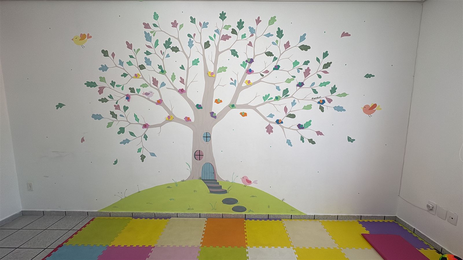Mural da árvore, símbolo de crescimento e valores