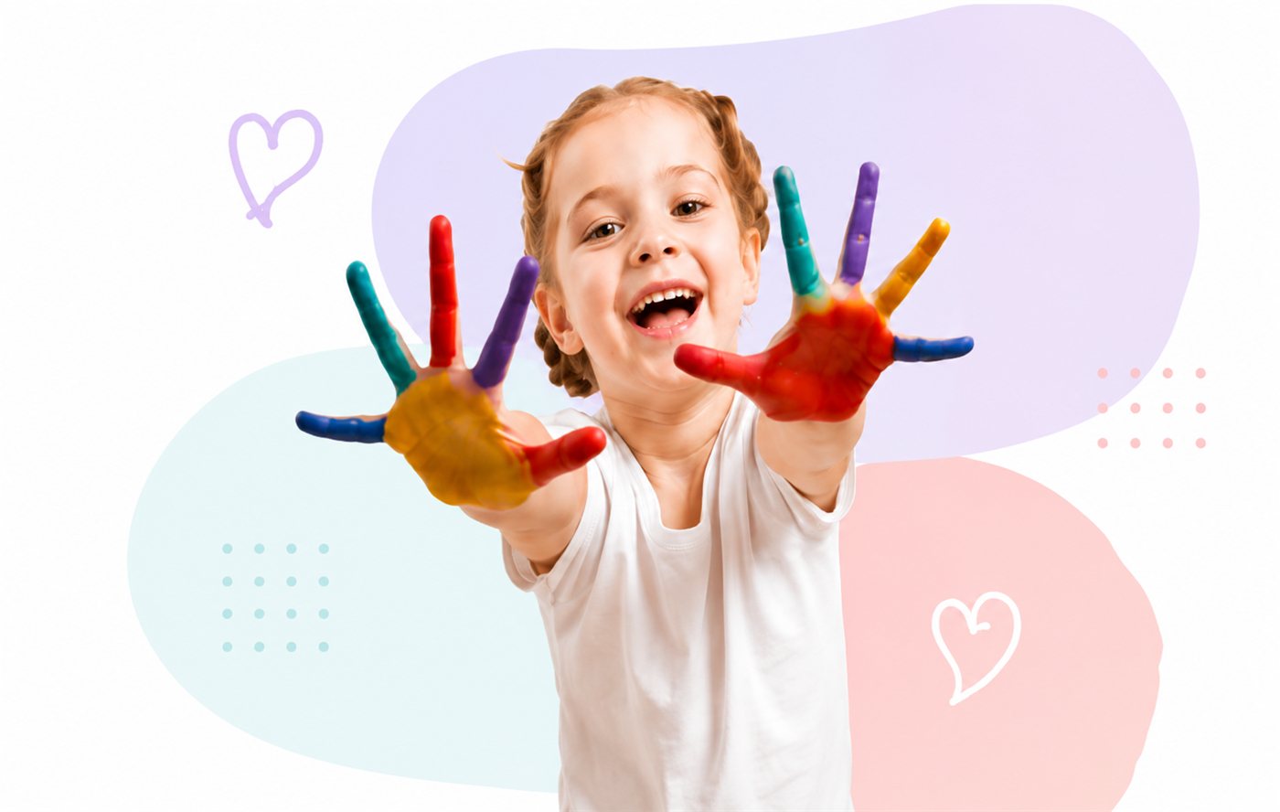 Menina sorridente mostrando as mãos pintadas com tinta colorida