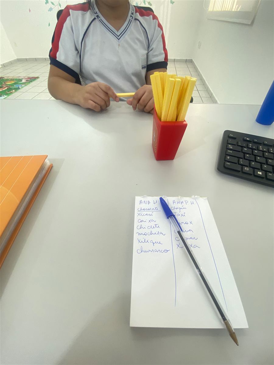 Criança em atividade pedagógica com material concreto